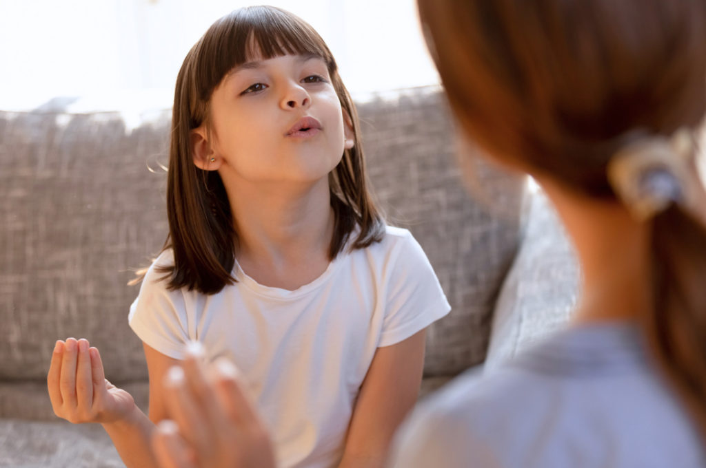 criança em consulta com fonoaudiólogo.