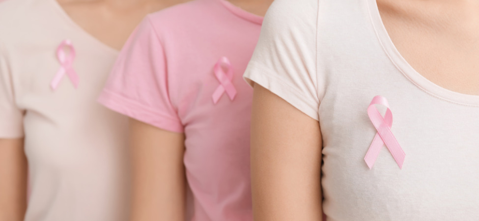 Mulheres brancas com fitas do outubro rosa