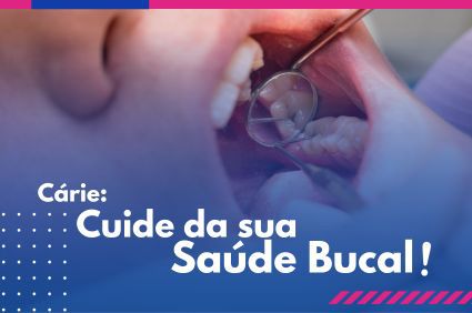 Homem branco com a boca aberta realizando procedimento odontológico