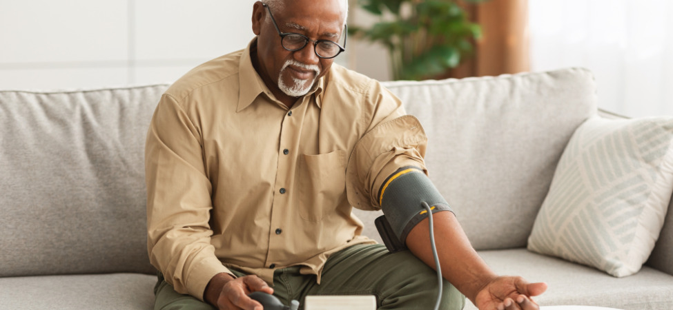 Homem negro medindo a própria pressão