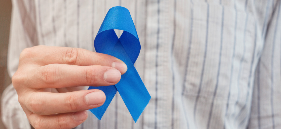 Uma mão branca segurandoo um fita azul