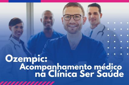 Quatro pessoas diferentes com roupas de médico olhando para foto e sorrindo